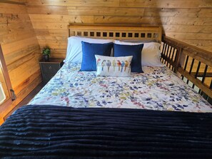 1 bedroom, WiFi, bed sheets - Creekside Retreat Treehouse In Cooksmills, 15 minutes from  Niagara Falls (Niagara Falls)