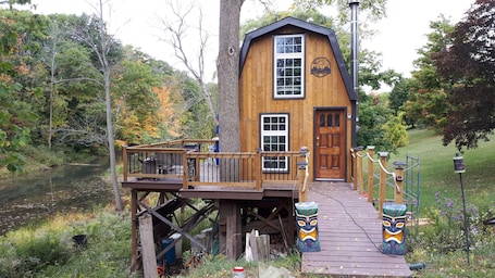 Exterior. Creekside Retreat Treehouse In Cooksmills, 15 minutes from Niagara Falls