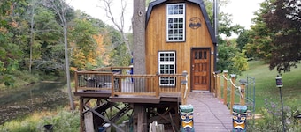 Creekside Retreat Treehouse In Cooksmills, 15 minutes from  Niagara Falls