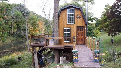 Creekside Retreat Treehouse In Cooksmills, 15 minutes from  Niagara Falls