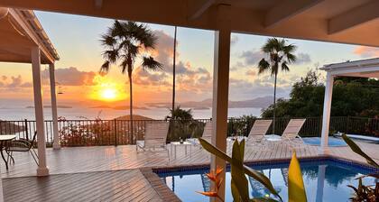 Cloud Nine! Spectacular Sunsets, Privacy, Pool, Spa & AC- Near Town & Beaches!