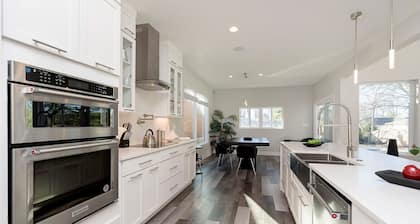 Stylish Surrey Park Home w/ Pool, Fire Pit, Gourmet Kitchen, Outdoor Grill + Bar