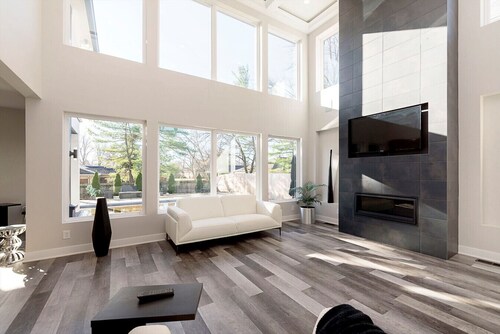 Stylish Surrey Park Home w/ Pool, Fire Pit, Gourmet Kitchen, Outdoor Grill + Bar