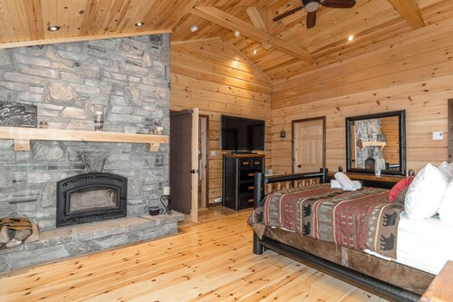 
Kawagama Shoreline - Log home in a quiet bay on Kawagama Lake