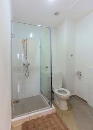Shower, sabun, sampo, dan tisu toilet