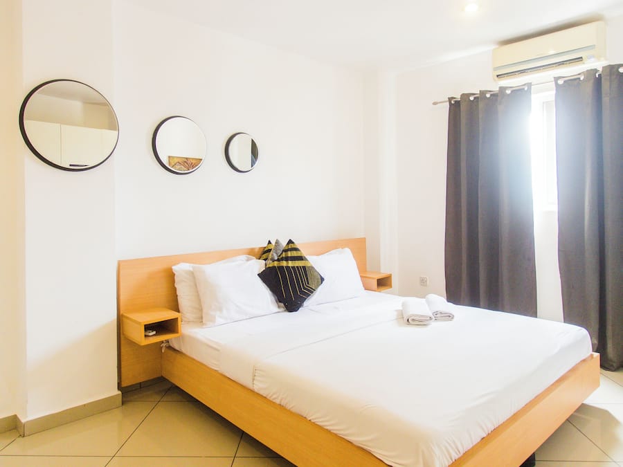 Tabla de planchar con plancha, wifi gratis, ropa de cama