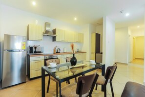 Fridge, microwave, stovetop, cookware/dishes/utensils - Accra Luxury Apartments at The Clifton (Accra)