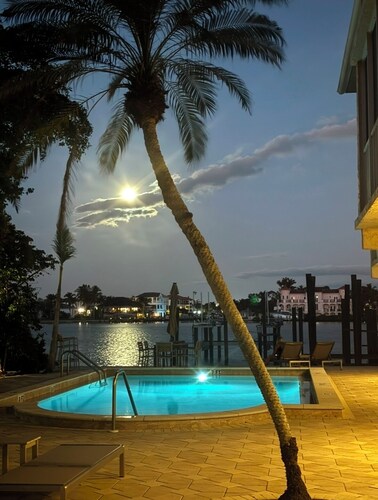 Villa Feliz - 3 bedroom With Endless Sunsets enchanting Naples Vanderbilt Beach!