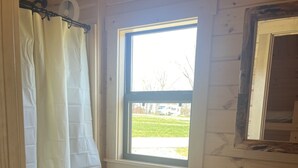 Un baño pequeño con inodoro, lavamanos y ventana.