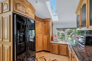 Coffee/tea maker, fridge, microwave, oven - Patio Condo Overlooking Highland Golf, Coach Road (Quechee)