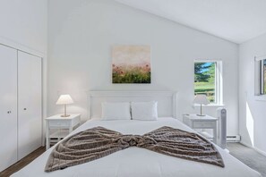 3 bedrooms, iron/ironing board, WiFi, bed sheets - Patio Condo Overlooking Highland Golf, Coach Road (Quechee)