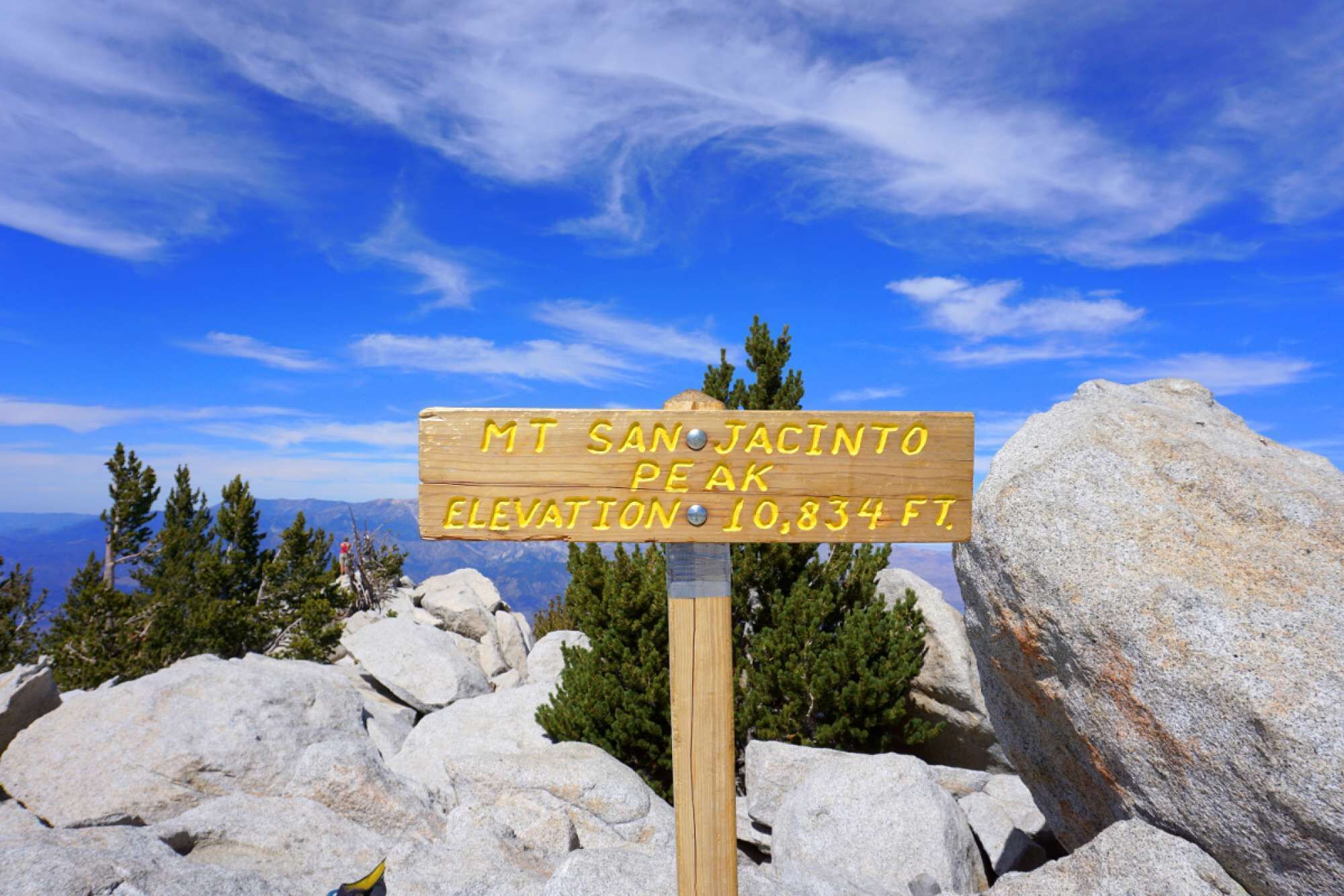Houten bord met de hoogte van Mt. San Jacinto Peak, 3308 meter.