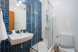 Buồng tắm vòi sen, khăn tắm 