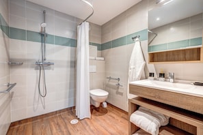 Appartement, 1 chambre | Salle de bain accessible aux personnes à mobilité réduite