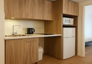 Tủ lạnh nhỏ, lò vi sóng, lò nướng, bếp nấu 