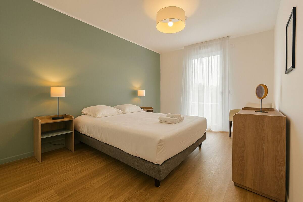 Quarto bem organizado com cama, abajures, mesa de cabeceira de madeira, cômoda de madeira e espelho.