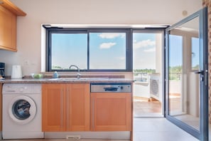 Microwave, oven, dishwasher, coffee/tea maker - Lagos Ocean View 3 With Pool by Homing (Lagos)