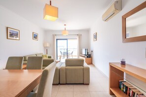 In-room dining - Lagos Ocean View 3 With Pool by Homing (Lagos)