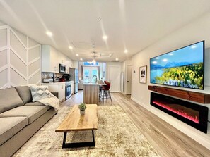 TV, fireplace - Rocky Mountain Retreat Near Banff (Harvie Heights)