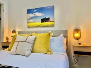 2 quartos, escrivaninha, ferros/tábuas de passar roupa, berço de viagem