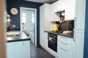 ハウス | 専用キッチン | 冷蔵庫、電子レンジ、オーブン、コンロ