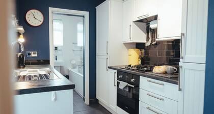 Park Street- Free Parking- Perfect for Contractors