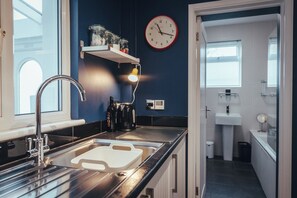 Huis | Privékeuken | Een koelkast, een microgolfoven, een oven, een kookplaat