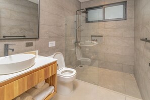 Een douche, een haardroger, handdoeken, zeep