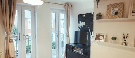 ハウス | リビング エリア | テレビ