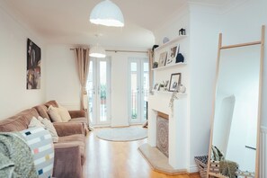 House | Living area | TV - Contractors Retreat- Free Parking (Chelmsford)