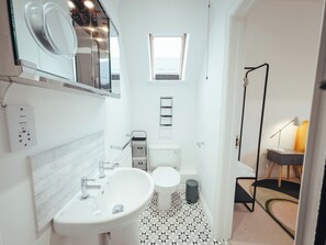 House | Bathroom | Shower, free toiletries, hair dryer, towels - Contractors Retreat- Free Parking (Chelmsford)