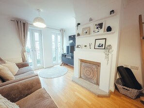 House | Living area | TV - Contractors Retreat- Free Parking (Chelmsford)