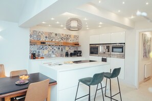 House | Private kitchen | Fridge, microwave, oven, stovetop - Contractors Retreat- Free Parking (Chelmsford)