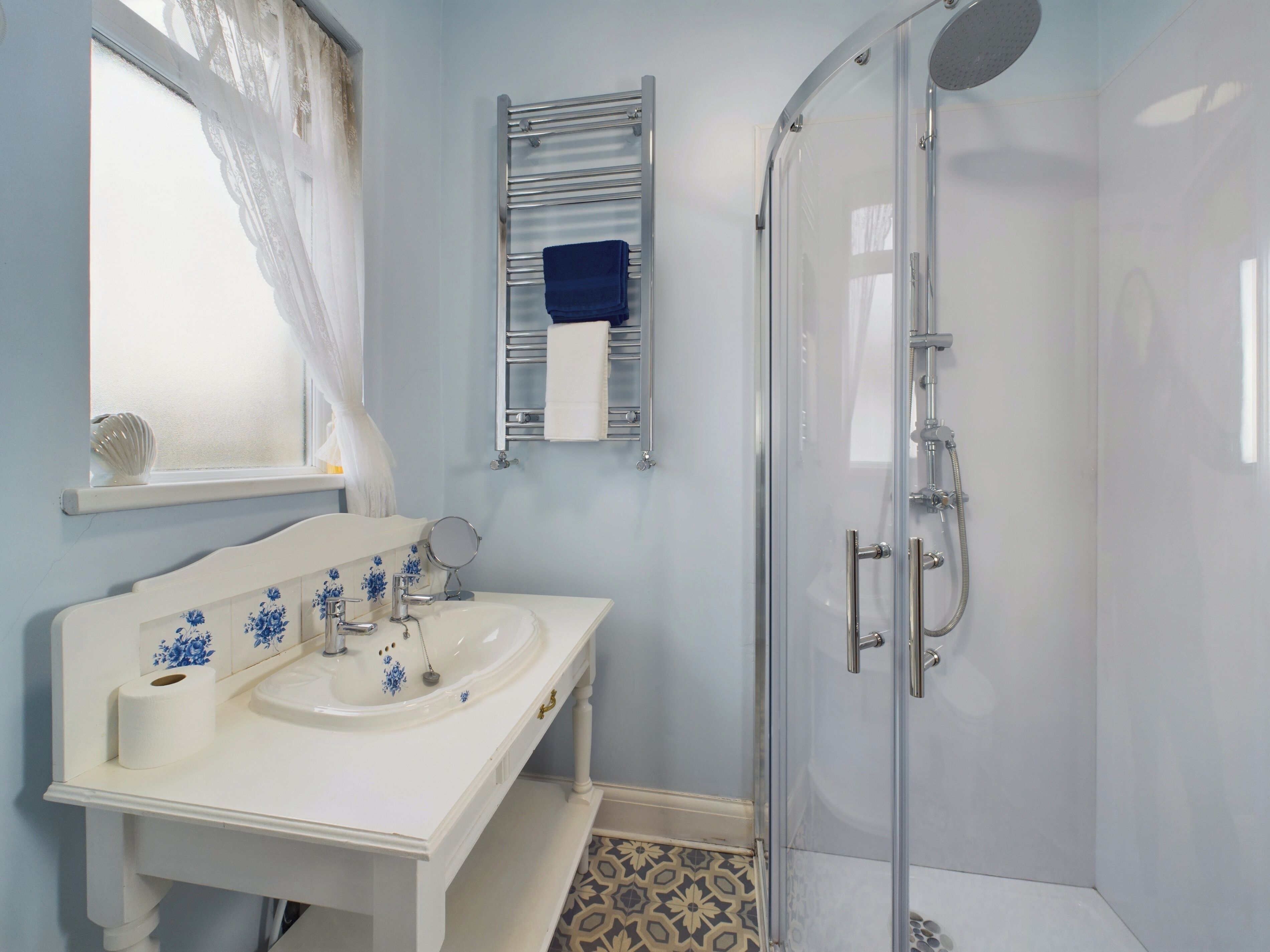 Apartment | Bathroom | Shower, hair dryer, towels, toilet paper
