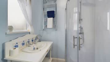 Apartment | Bathroom | Shower, hair dryer, towels, toilet paper