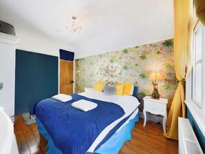 Apartment | 2 bedrooms, iron/ironing board, free WiFi, bed sheets - Unique 2 bed Leigh-on-sea- With Real Piano (Leigh-on-Sea)