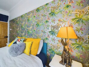 Apartment | 2 bedrooms, iron/ironing board, free WiFi, bed sheets - Unique 2 bed Leigh-on-sea- With Real Piano (Leigh-on-Sea)