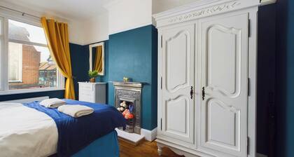 Unique 2 bed Leigh-on-sea- With Real Piano