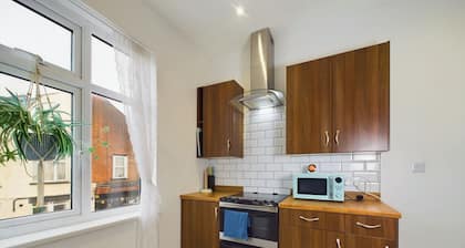 Unique 2 bed Leigh-on-sea- With Real Piano