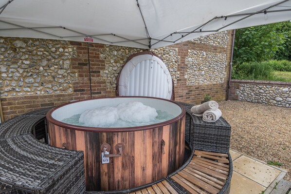 Outdoor spa tub
