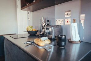 Apartment | Private kitchen | Fridge, microwave, oven, stovetop - London Luxury Apartment on Rupert Street (London)