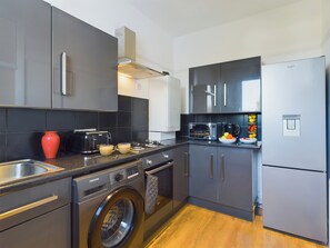 Apartment | Private kitchen | Fridge, microwave, oven, stovetop - Seaside Haven Retreat in Southend (Southend-on-Sea)