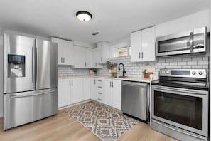 Fridge, microwave, oven, stovetop - Fully Furnished 2 bedroom basement in Windsor (Windsor)