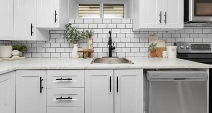 Fully Furnished 2 bedroom basement in Windsor