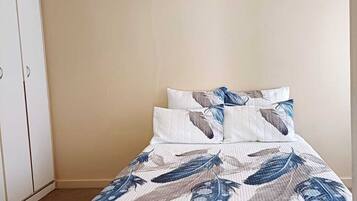 1 slaapkamer, een bureau, een strijkplank/strijkijzer, reisbedje