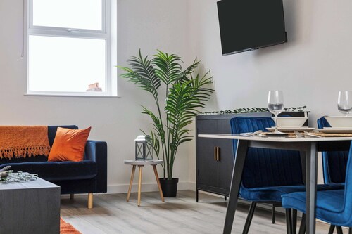 Spacious 2-Bed Penthouse + Roof Terrace | Sleeps 6