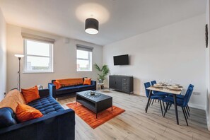 TV, offices - Stylish, 2BR Penthouse, Free Wifi, Elevator, Roof Terrace, walk to City Centre (Belfast)