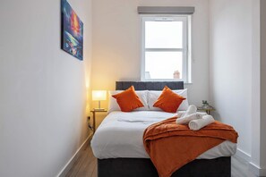 2 bedrooms, desk, iron/ironing board, travel crib - Stylish, 2BR Penthouse, Free Wifi, Elevator, Roof Terrace, walk to City Centre (Belfast)