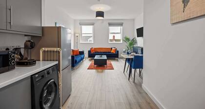 Spacious 2-Bed Penthouse + Roof Terrace | Sleeps 6
