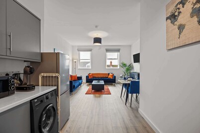 Spacious 2-Bed Penthouse + Roof Terrace | Sleeps 6